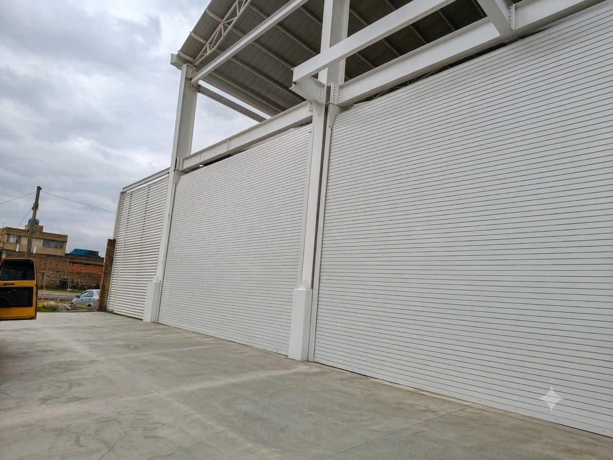 Cortina galvanizada para bodega logística instalada en Cota, Cundinamarca