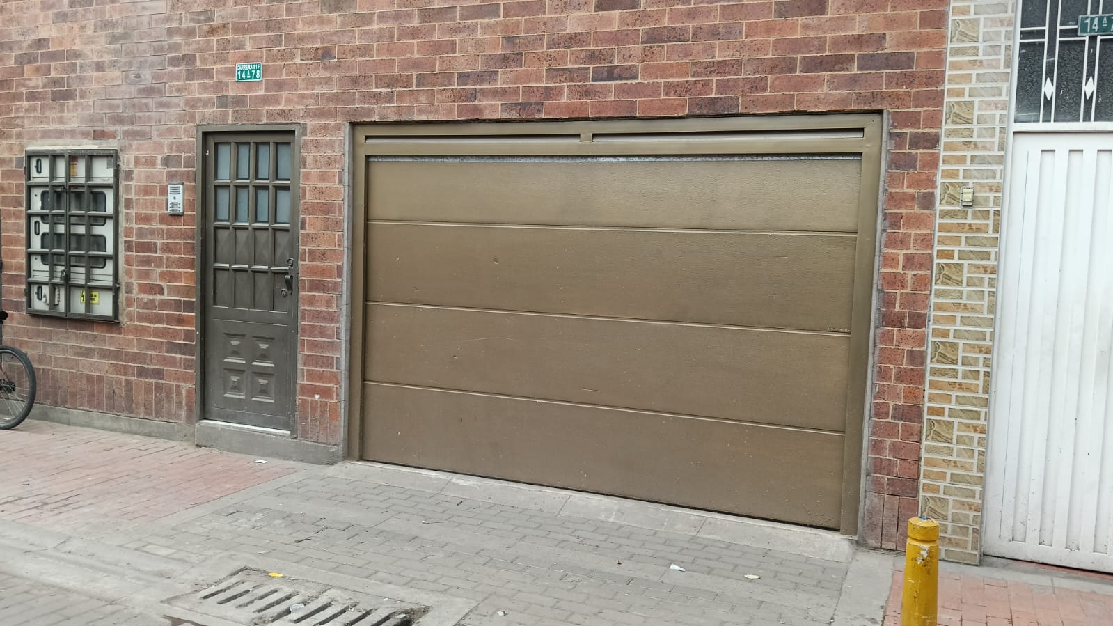 Puerta levadiza en tubo estructural con diseño a la vista