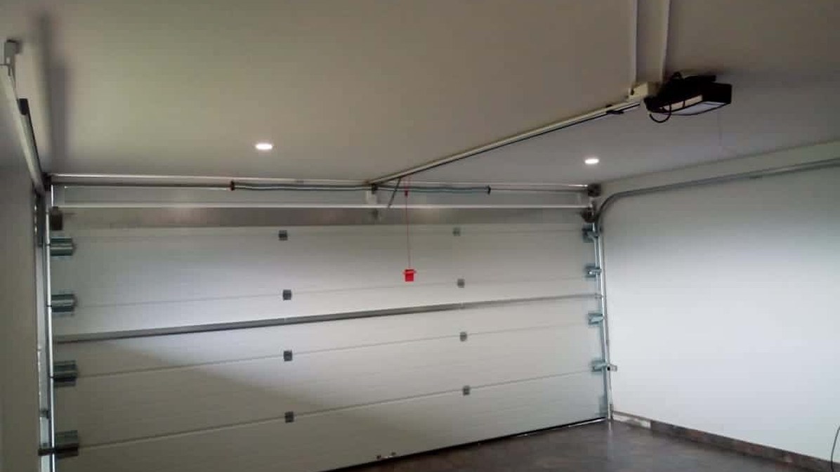 Puerta levadiza para garaje doble de vano ancho en Bogotá