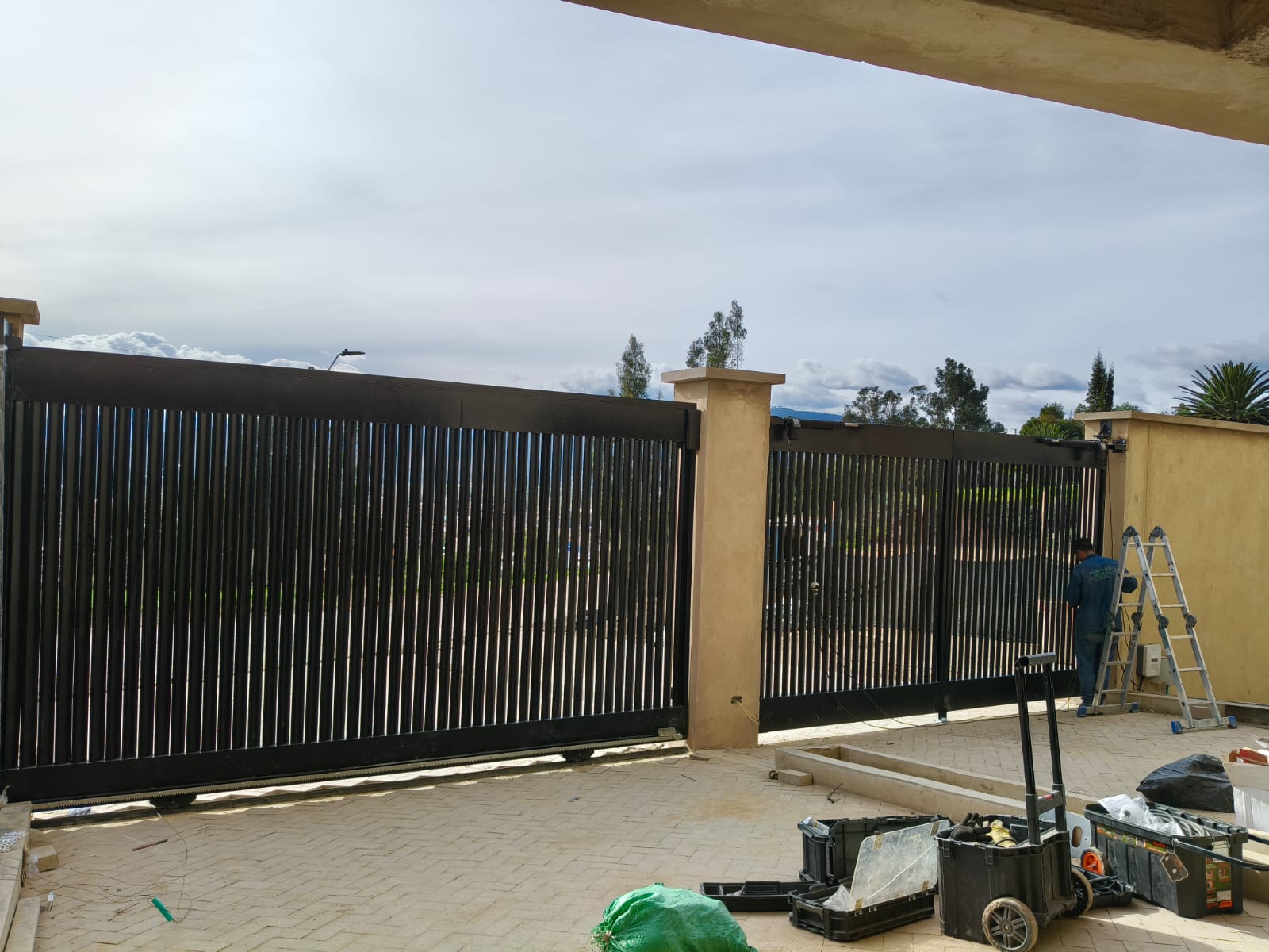 Puerta batiente automatizada fabricada e instalada en La Calera, Cundinamarca